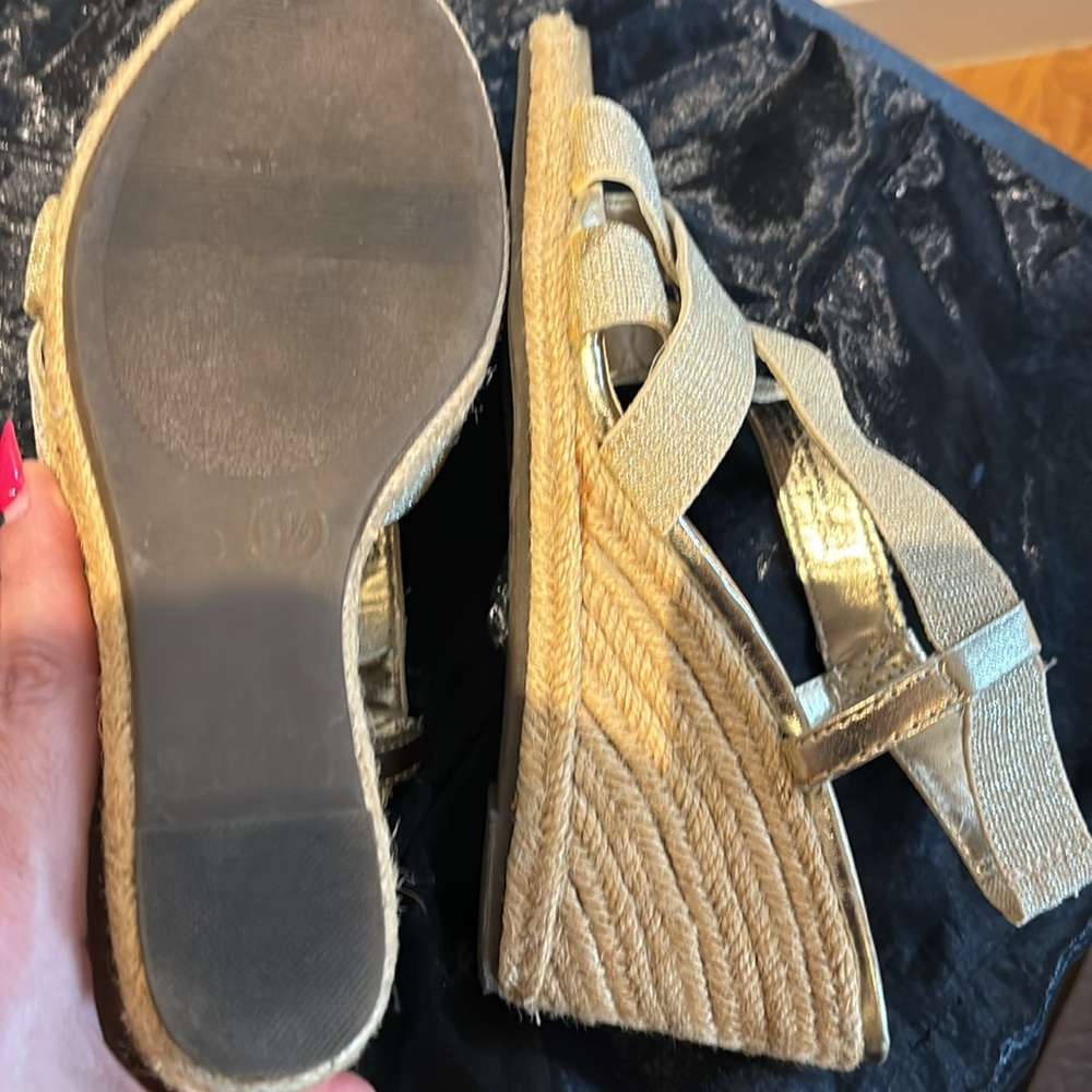 Lovely sandals, you can match it with jeans skirt or jeans